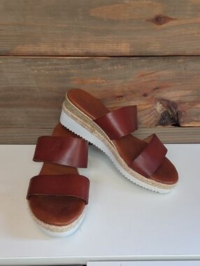Bertuchi Women’s Double-Band Slide Sandals in Chestnut Brown